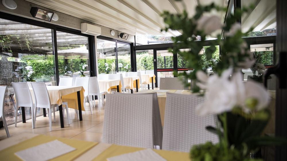 Ih Hotels Milano Eur - Trezzano Sul Naviglio Zewnętrze zdjęcie